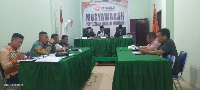 Komisioner KPU Darwin sedang membacakan jawaban di musyawarah terbuka yang digelar Bawaslu Labura