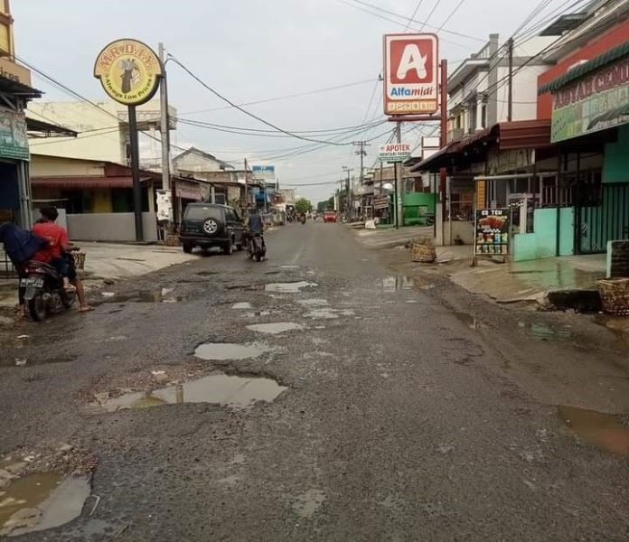 Kondisi Jalan Perintis Kemerdekaan Galang yang dikeluhkan warga karena dipenuhi lubang