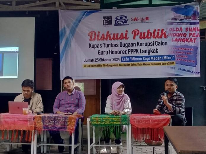 Hidayat Chaniago (paling kanan) dan Tibiko Zabar (paling kiri) saat menjadi narasumber serta moderator dalam diskusi publik. (f:deddy/mistar)