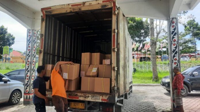 Truk membawa logistik surat suara Pilkada 2024 tiba di KPU Simalungun.(f:indra/mistar)