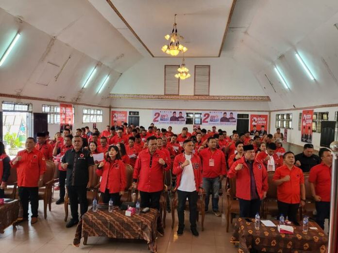 Paslon Bupati dan Wakil Bupati Dairi Eddy -Depri hadiri acara Rakercabsus DPC PDIP Dairi di Gedung Nasional Djauli Manik, Jalan Sisingamangaraja, Sidikalang (f:manru/mistar)