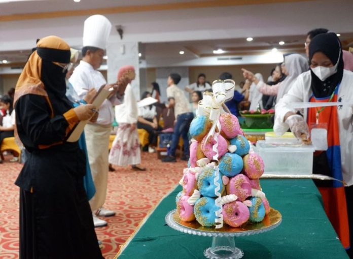 Menara Donat yang dibuat Dini dalam lomba Gebyar Peserta Didik LKP 2024