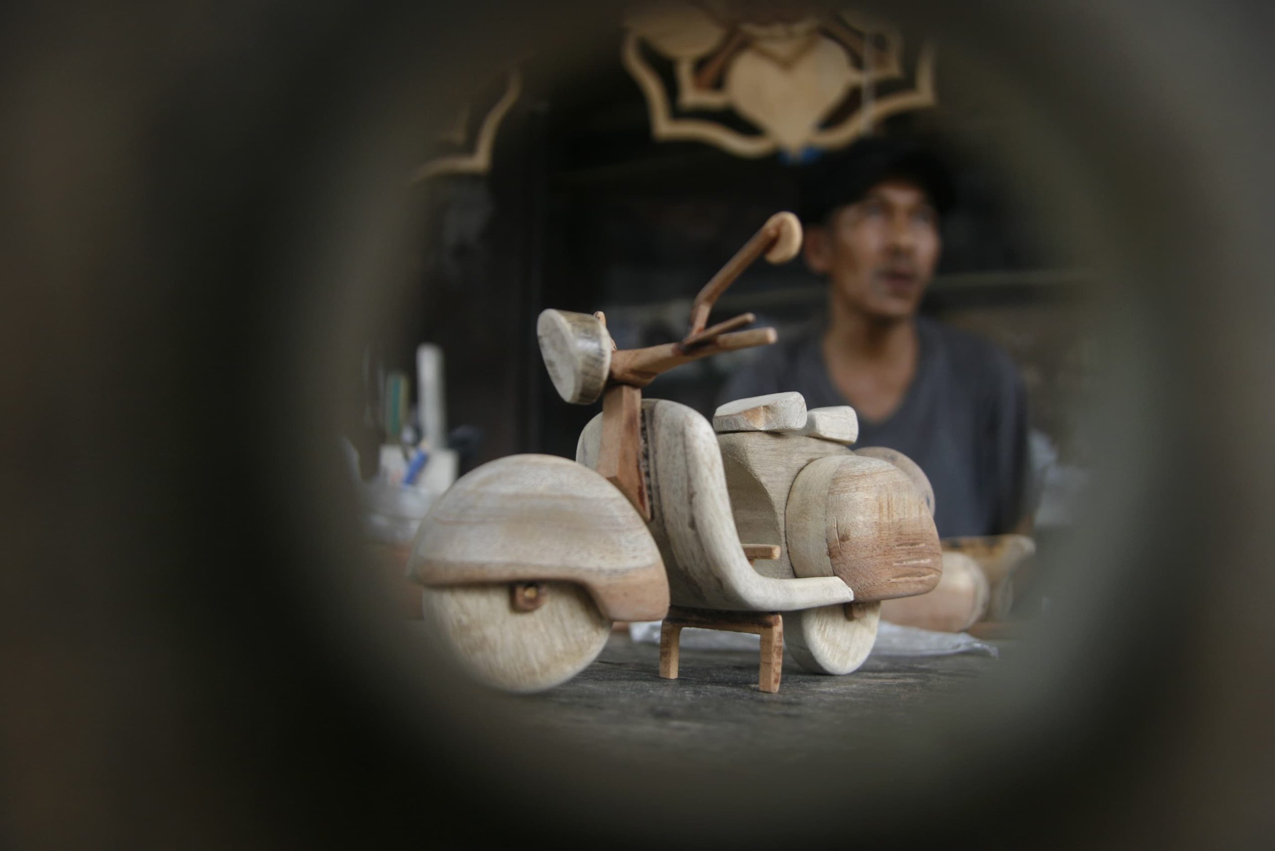 Miniatur vespa dari bahan bekas di Roma Art Galery Jalan Panglima Denai, Medan