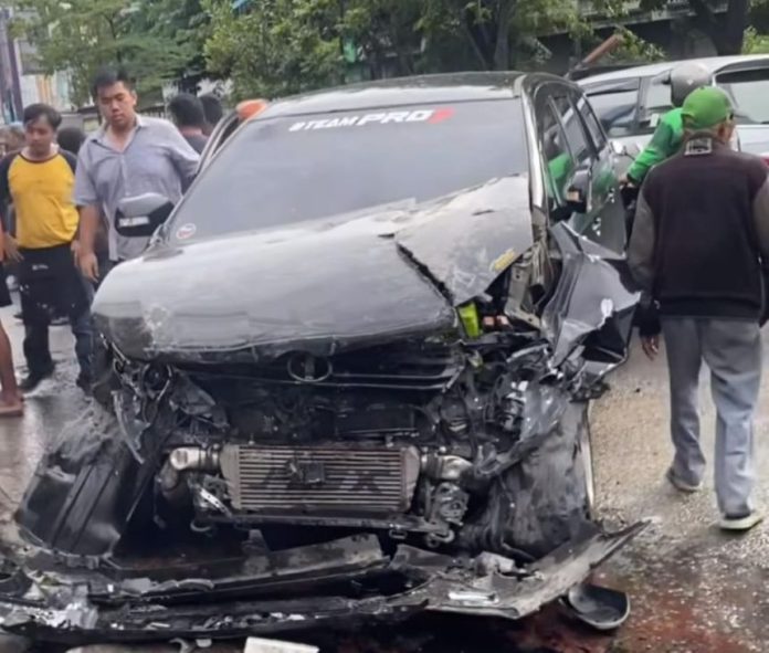 Mobil Invova hitam alami ringsek setelah kecelakaan di Krakatau Medan