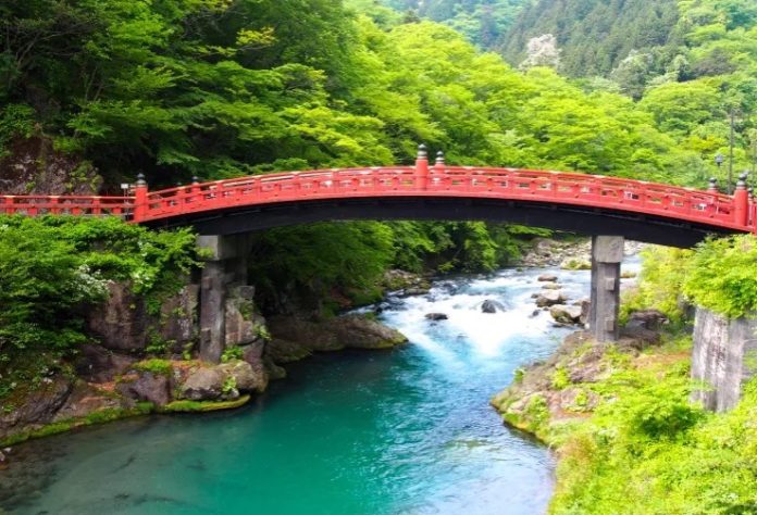 Nikko, Jepang menawarkan perpaduan sempurna antara alam dan budaya.