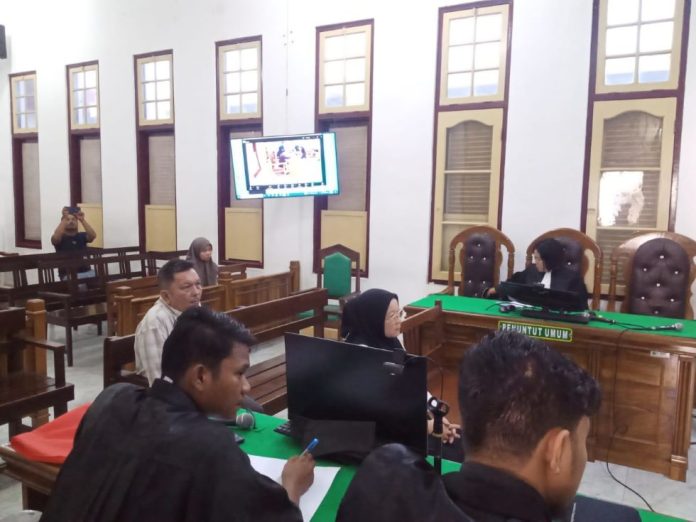 Nurkholidah Lubis dan Parsaulian Siregar saat menjalani sidang putusan