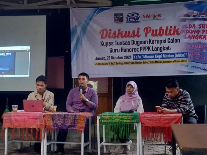 Direktur LBH Medan, Irvan Saputra (tengah), saat berbicara menjadi narasumber dalam kegiatan diskusi publik yang membahas soal kasus PPPK Langkat. (f:deddy/mistar)