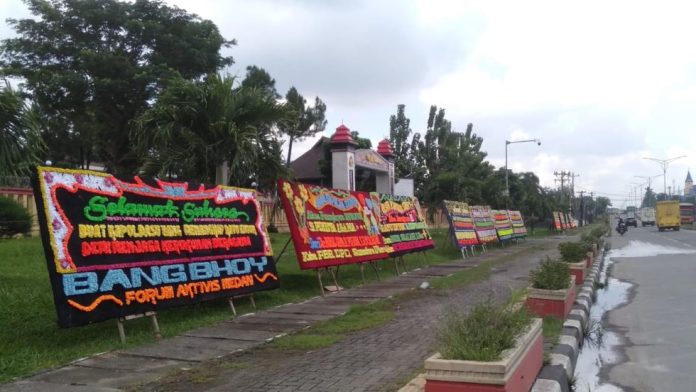 Papan bungan yang dikirimkan masyarakat kepada Kapolda Sumut