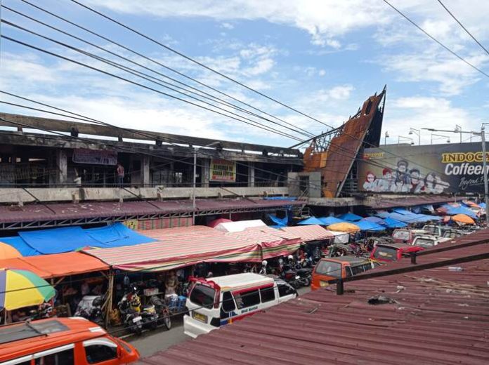 Sejumlah pedagang memilih berjualan di tepi Jalan Merdeka, tak jauh dari Gedung IV Pasar Horas, Kota Pematangsiantar. (f:jonatan/mistar)