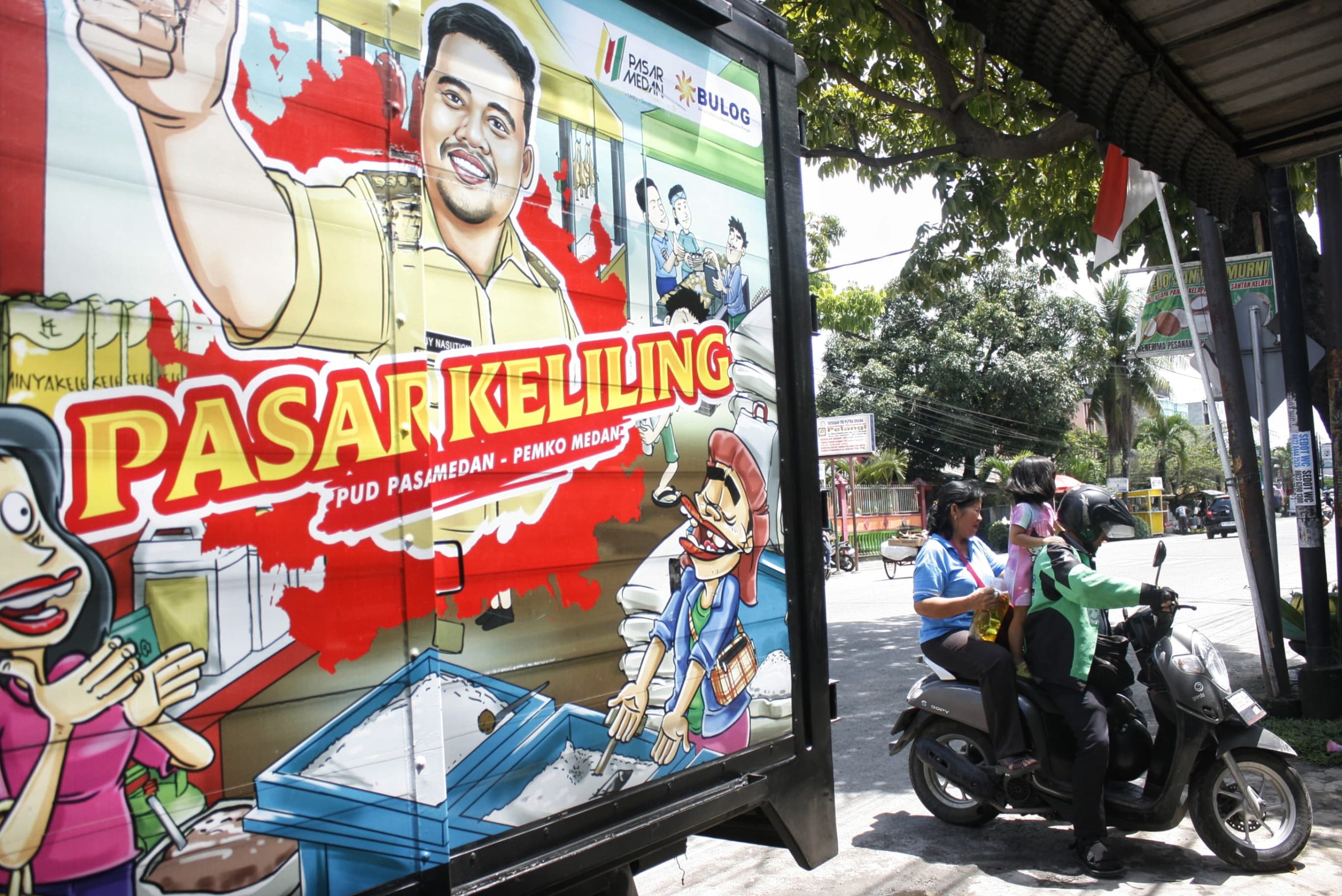 Pasar Keliling Pemko Medan mengoperasikan truk dengan muatan beras stabilisasi pasokan dan harga pangan (SPHP) kemasan 5 kilogram, gula kemasan 1 kilogram, dan minyak 2 kilogram