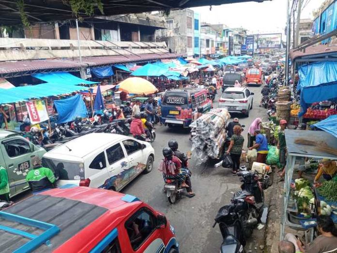 Deretan tenda milik pedagang Gedung IV Pasar Horas usia dipindahkan di tepi jalan raya (f:gideon/mistar)