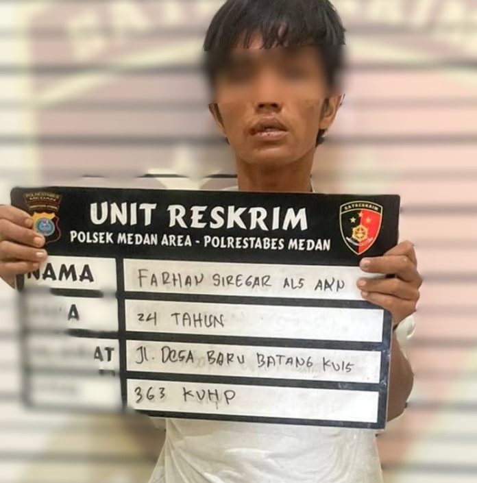 Pelaku Farhan saat diamankan di Polsek Medan Area