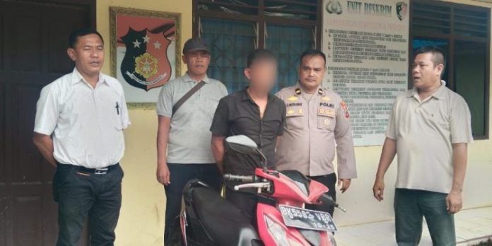 Pelaku bersama barang bukti sepeda motor curian yang dilarikannya.