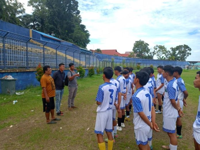 Pelatih Poslab M. Sukma memberikan arahan kepada tim binaan