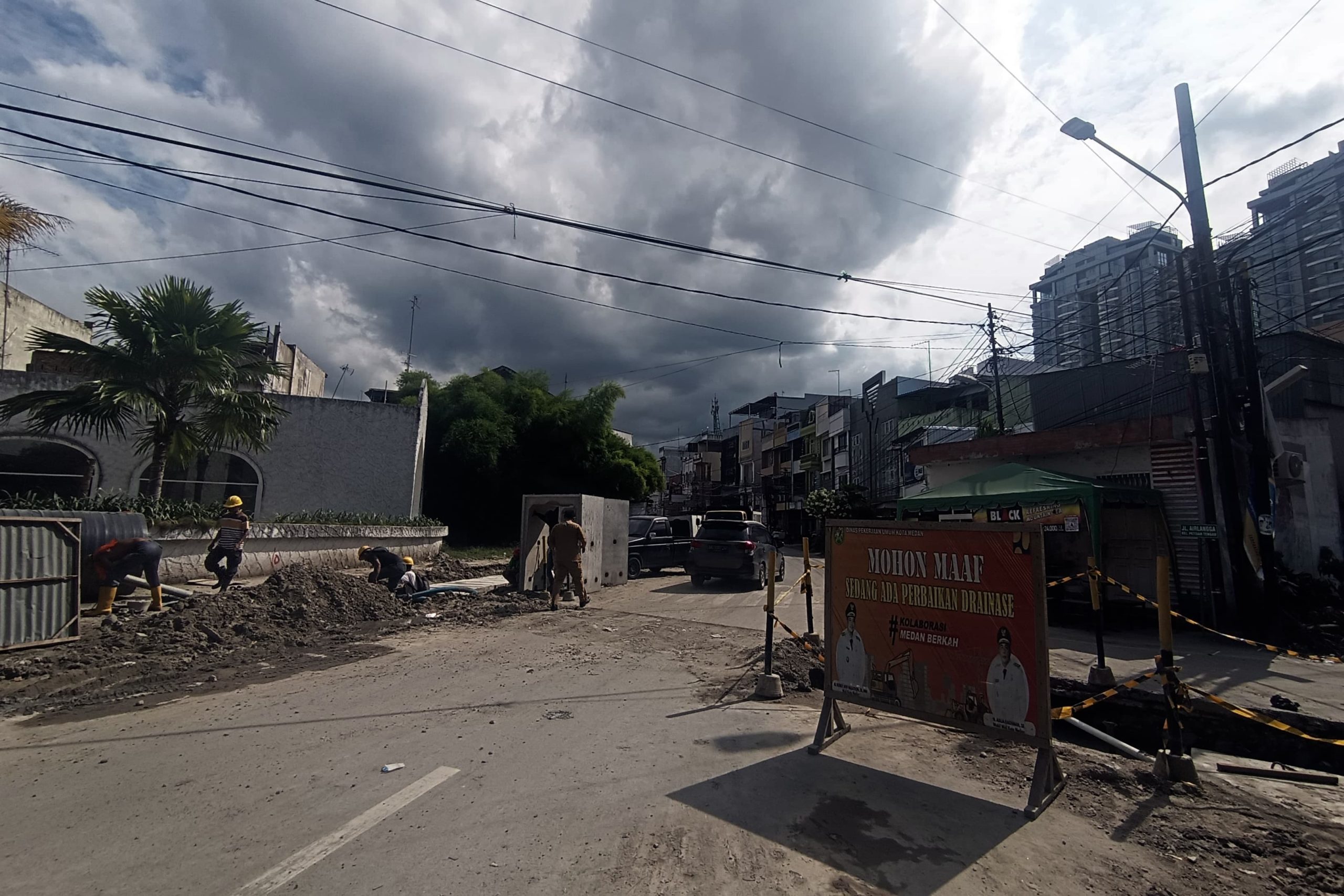 Pemko Medan kembali melakukan penggalian drainase untuk mengatasi permasalahan banjir di area Jalan KH Zainul Arifin