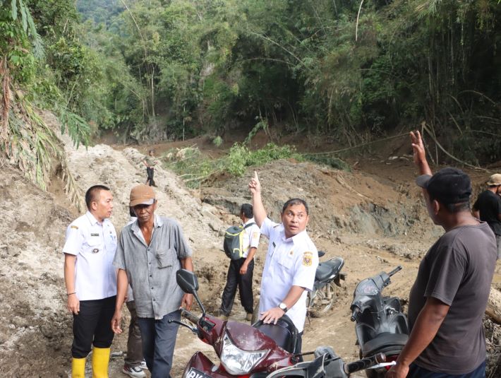 Penjabat (Pj) Bupati Dairi Surung Charles Lamhot Bantjin cek lokasi longsor 