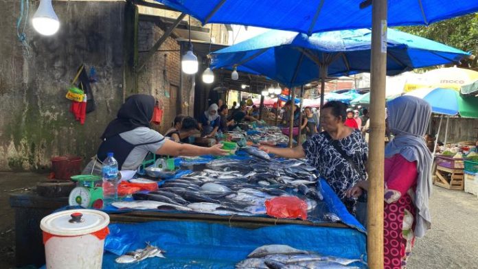 Penjual ikan laut di pasar Simpang Limun, Medan Amplas