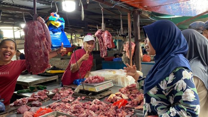 Penjualan daging sapi di pasar tradisonal Simpang Limun, Medan Amplas