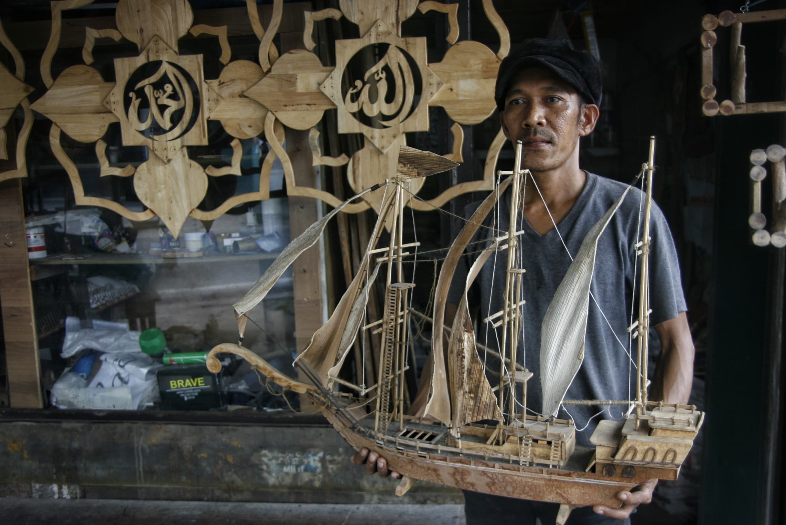 Perajin menunjukan miniatur kapal laut dari bahan bekas di Roma Art Galery Jalan Panglima Denai, Medan