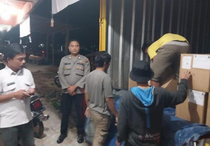 Personel Polres Samosir tampak berjaga di Gudang Logistik KPU Samosir