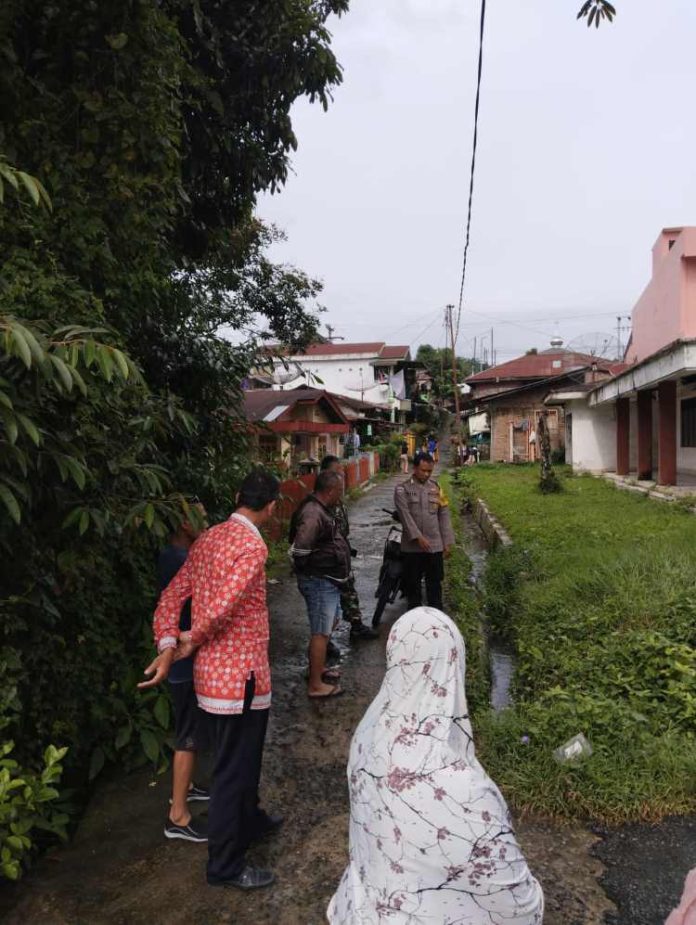 Personil kepolisian olah tkp.