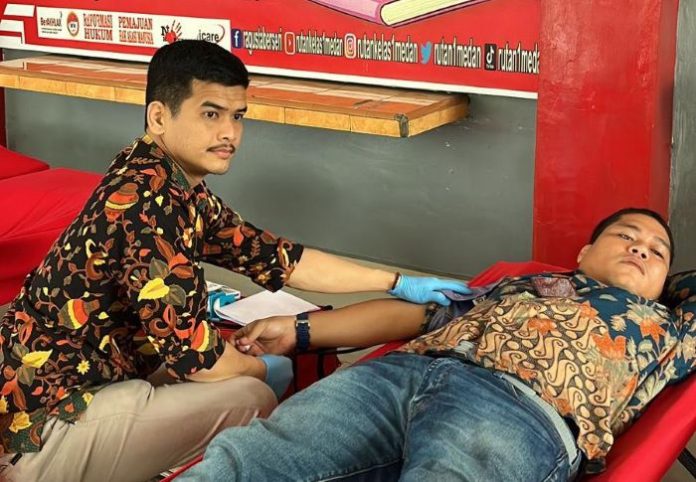 Petugas Rutan Kelas I Tanjung Gusta Medan saat berdonor darah