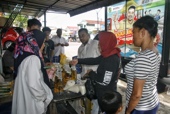 Petugas melayani pembeli saat melakukan transaksi di Pasar Keliling Pemko Medan, Jalan Bhayangkara, Kelurahan Indra Kasih, Medan Tembung, Medan