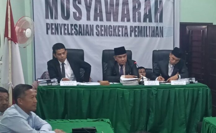 Ketua majelis musyawarah terbuka Bawaslu Labura Maruli Sitorus didampingi anggotanya Juskanri Sihaloho dan Supriadi saat memimpin sidang penyelesaian sengketa pemilihan di aula lembaga itu, Minggu (6/10). (f : sunusi/mistar)