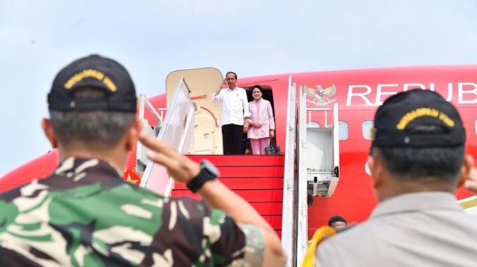 Presiden Joko Widodo didampingi Ibu Iriana Joko Widodo bertolak menuju Provinsi Kalimantan Timur (Kaltim), Sabtu (5/10/24). (f:kompas/mistar)