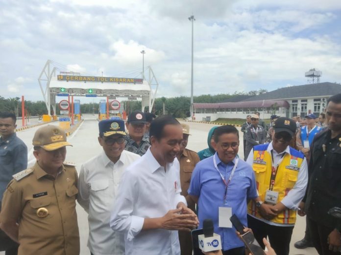 Presiden Jokowi diwawancarai wartawan saat meresmikan jalan tol.