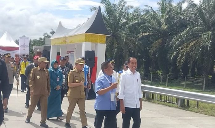 Presiden Jokowi saat tiba di gerbang pinto tol Kisaran untuk kegiatan peresmian