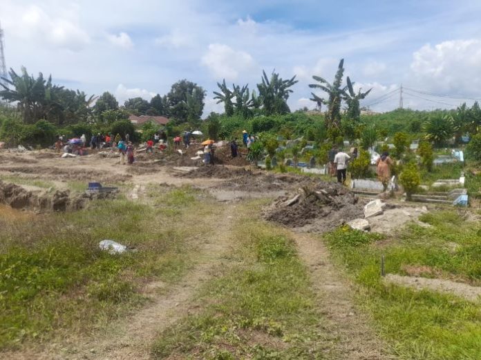 Proses pemindahan makam di Lingkungan Satu, Gang Famili, Kelurahan Setia Negara, Kecamatan Siantar Sitalasari