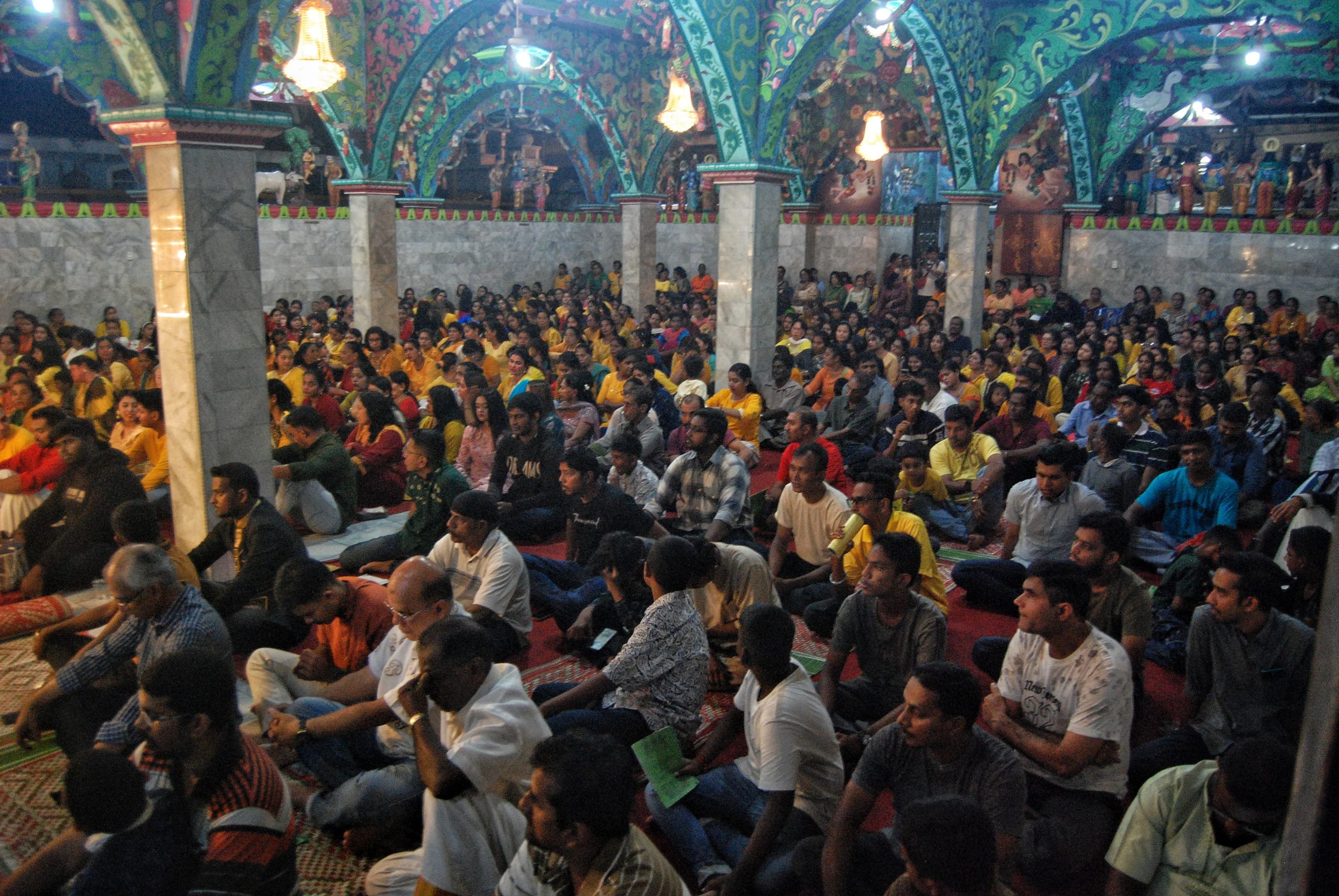 Puluhan umat Hindu India Tamil melaksanakan prosesi Navaratri Pooja Ubhayam di Kuil Shri Mariamman, Medan