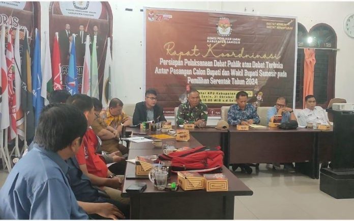 Rapat persiapan debat publik di Kantor KPU Samosir