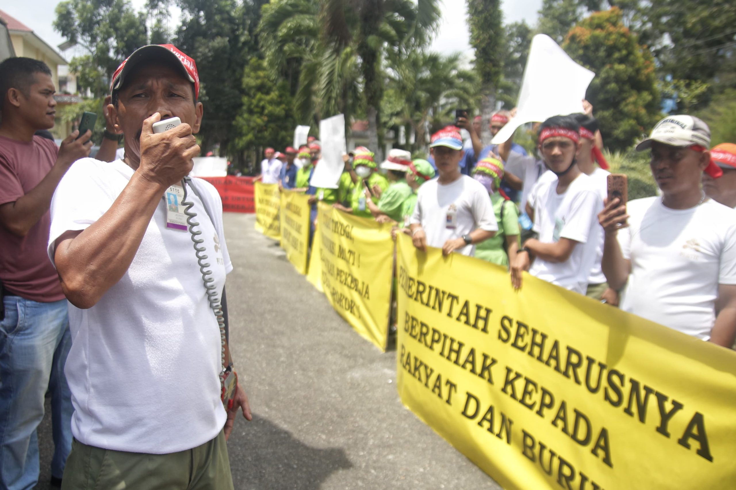 Ratusan buruh yang tergabung dalam Aliansi Serikat Pekerja PT STTC berunjuk rasa di Kantor DPRD Kota Pematangsiantar