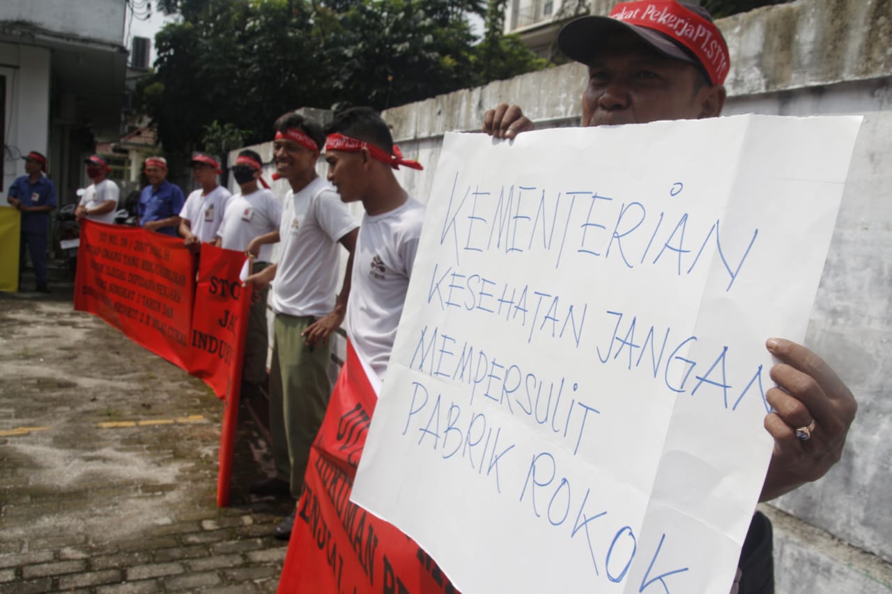 Ratusan buruh yang tergabung dalam Aliansi Serikat Pekerja PT STTC berunjuk rasa di Kantor Dinas Kesehatan Pematangsiantar