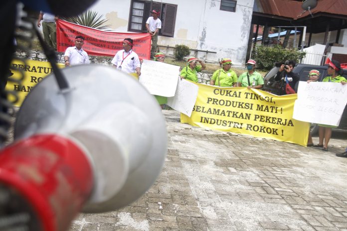 Ratusan buruh yang tergabung dalam Aliansi Serikat Pekerja PT STTC berunjuk rasa di Kantor Dinas Ketenagakerjaan Pematangsiantar