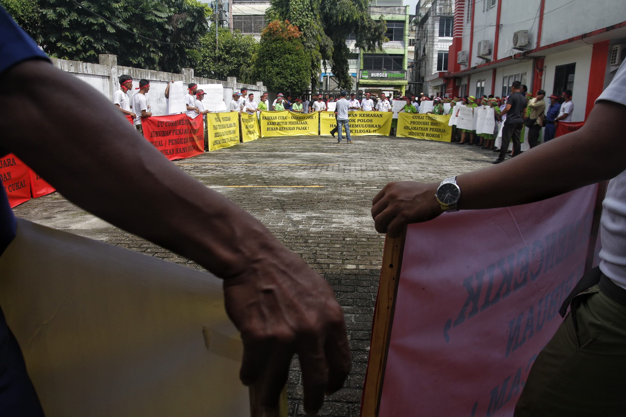 Ratusan buruh yang tergabung dalam Aliansi Serikat Pekerja PT STTC berunjuk rasa sambil membawa belasan spanduk di Kantor Dinas Kesehatan Pematangsiantar