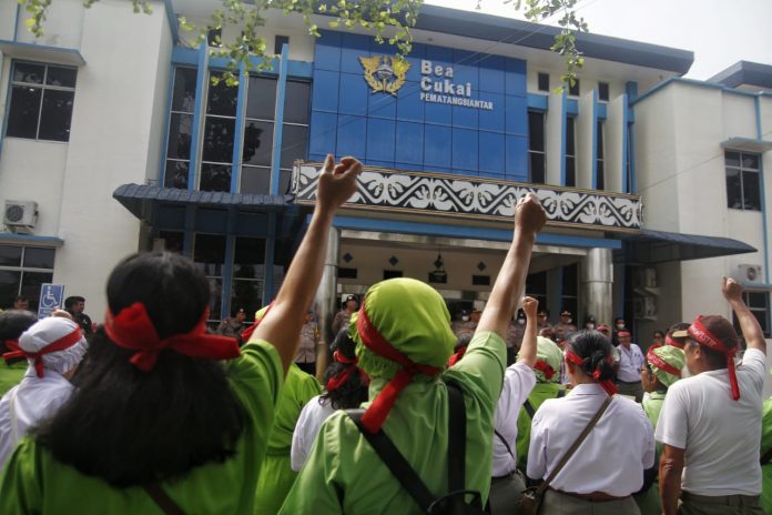 Ratusan massa yang tergabung dalam Aliansi Serikat Pekerja PT. STTC melakukan unjuk rasa di depan halaman Kantor Pengawasan dan Pelayanan Bea Cukai (KPPBC) Pematangsiantar