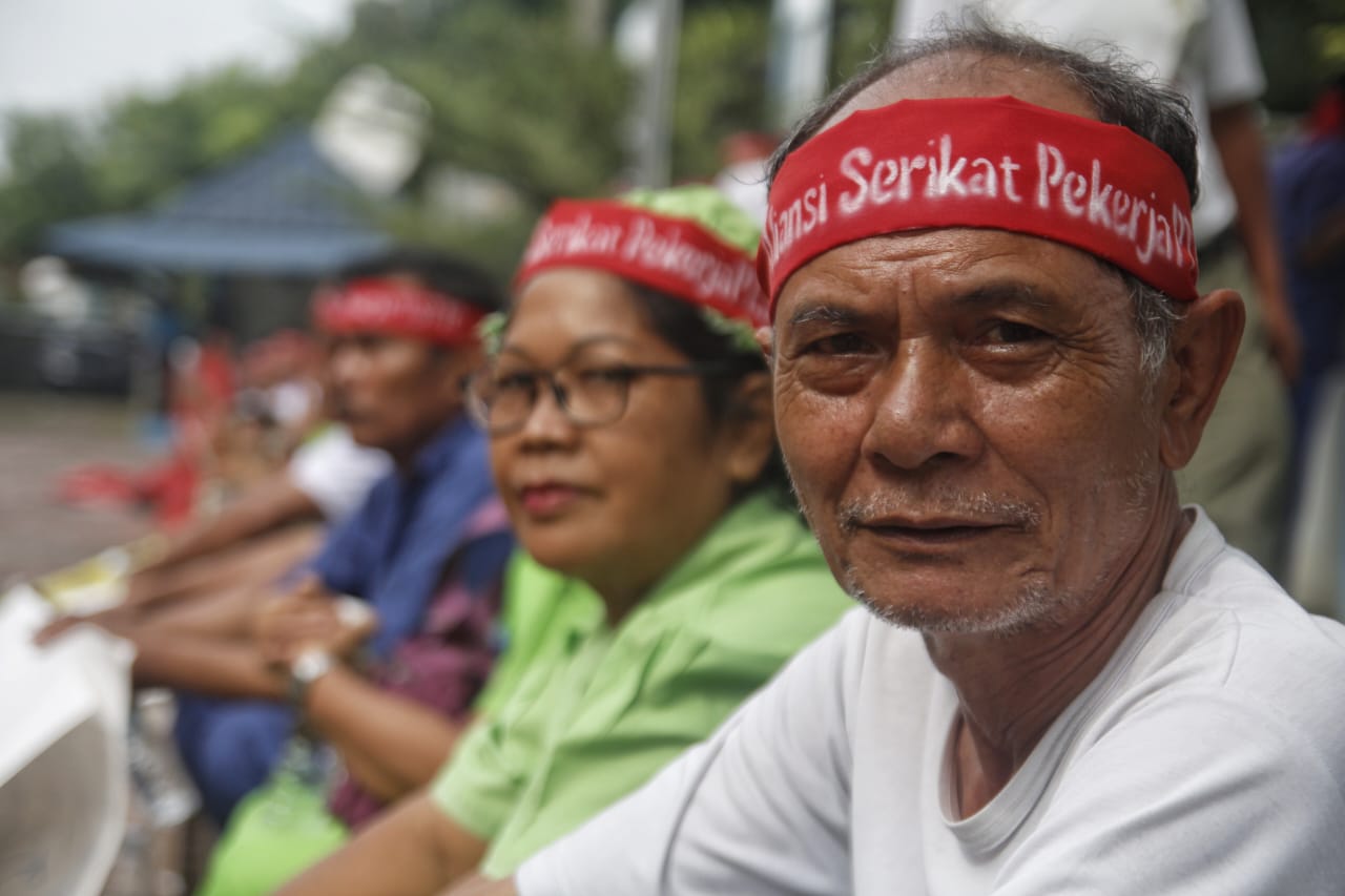 Raut wajah buruh PT SSTC yang berunjuk rasa di depan halaman Kantor Pengawasan dan Pelayanan Bea Cukai (KPPBC) Pematangsiantar