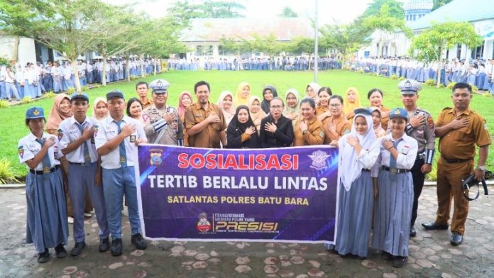 Satlantas Polres Batu Bara bersama guru dan pelajar SMAN 1 Air Putih photo bersama dalam kegiatan Police Goes to School.