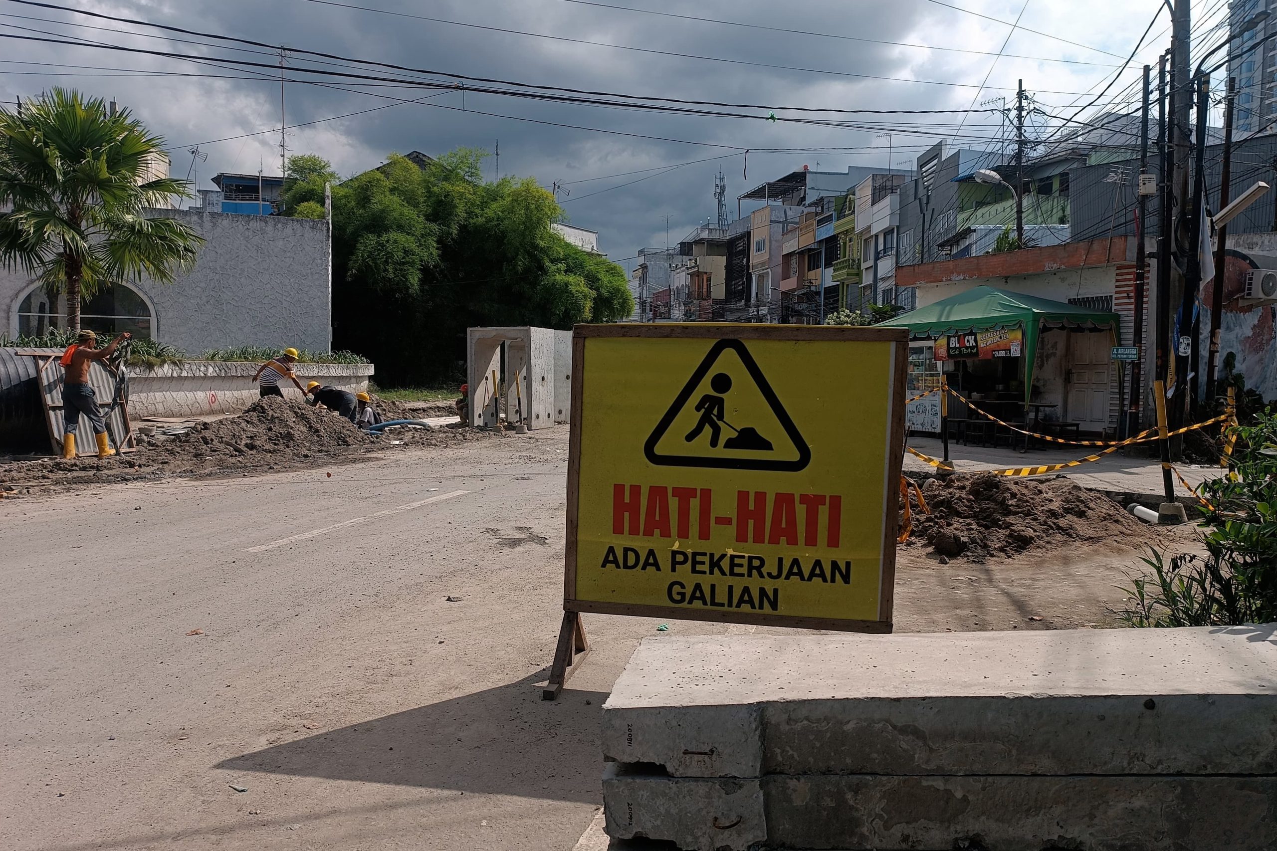 Sejumlah pekerja melakukan pembangunan saluran pembuangan air (drainase) di Jalan Taruma, Medan