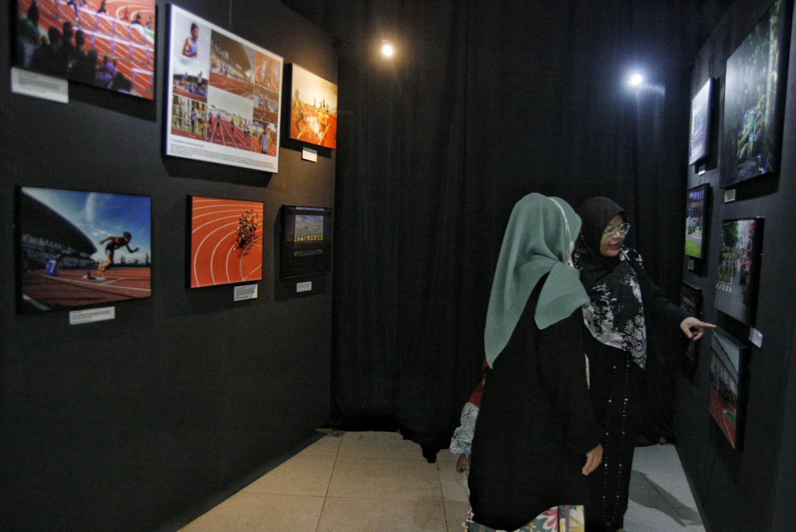 Sejumlah pengunjung melihat karya foto PON XXI Aceh-Sumut yang dipamerkan di Deli Park Mall Medan