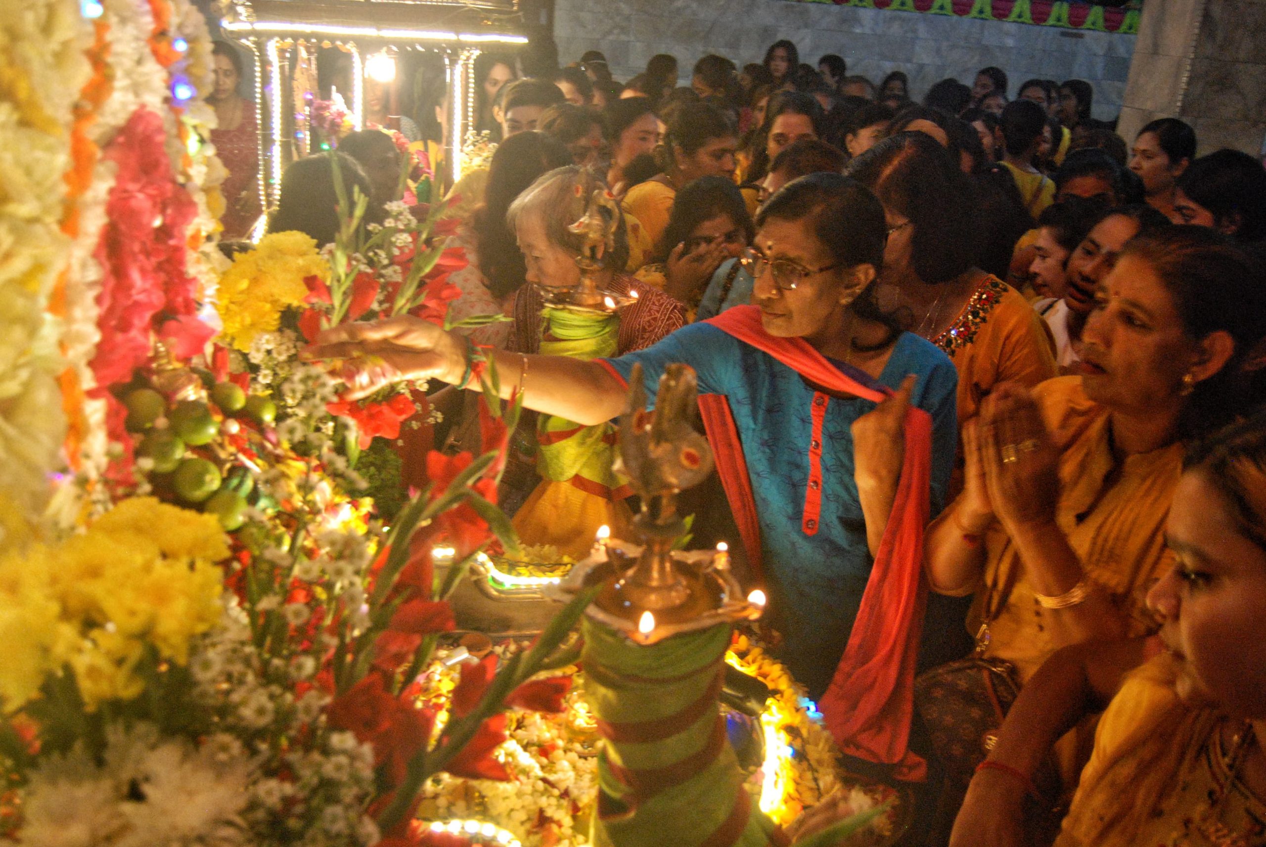 Sejumlah umat Hindu India Tamil berdoa di Kuil Shri Mariamman, Medan