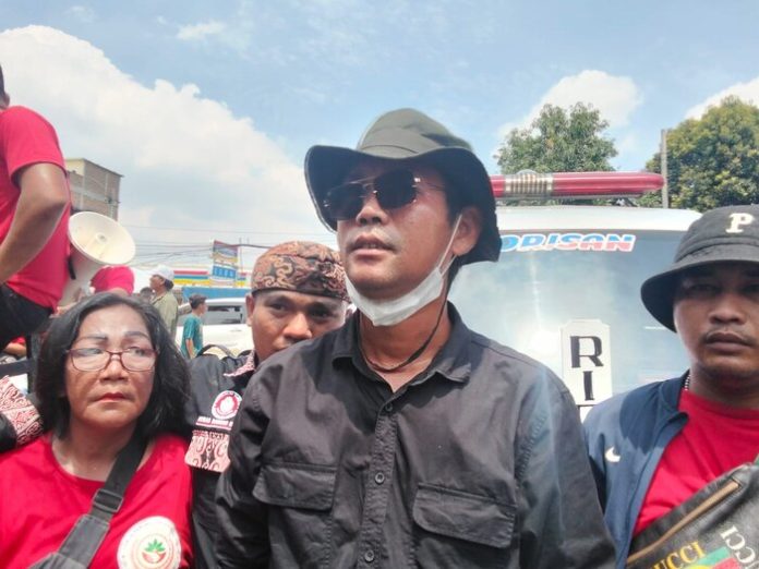 Koordinator aksi L Sihombing saat unjuk rasa di Polda Sumut (f: matius/mistar)