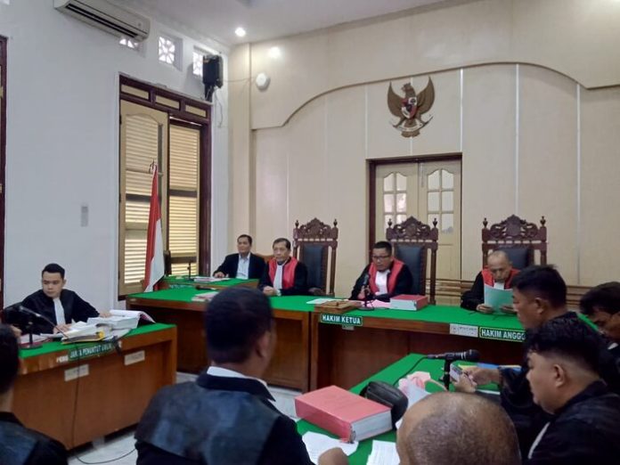 Aktivitas salah satu persidangan yang digelar di Ruang Sidang Cakra 6 PN Medan. (f:deddy/mistar)