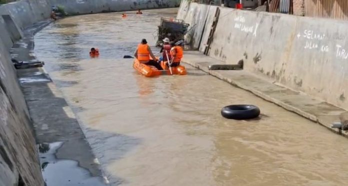 Tim BPBD Tebing Tinggi mencari remaja yang hanyut di Sungai Bahilang