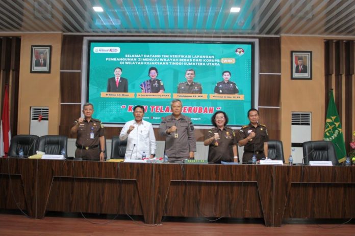 Tim Verifikasi Lapangan Pembangunan ZI WBK saat mendatangi Kejatisu