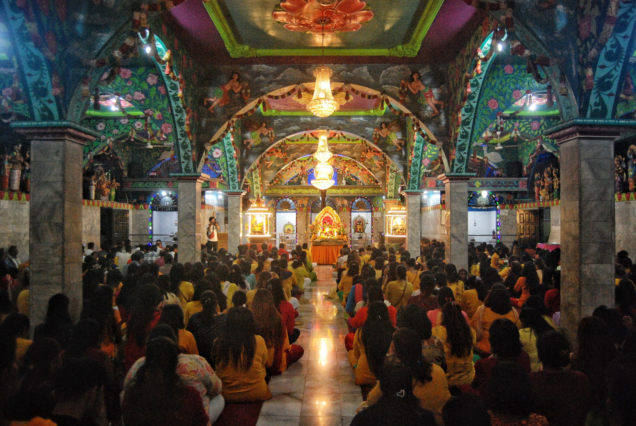 Umat Hindu India Tamil ikuti prosesi Navaratri Pooja Ubhayam di Kuil Shri Mariamman, Medan