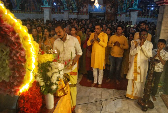 Umat Hindu India Tamil melaksanakan prosesi Navaratri Pooja Ubhayam di Kuil Shri Mariamman, Medan